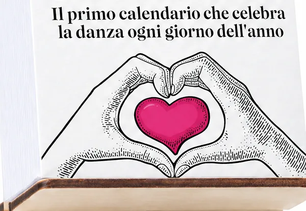 Dettaglio dell’illustrazione in copertina: due mani che formano un cuore fucsia